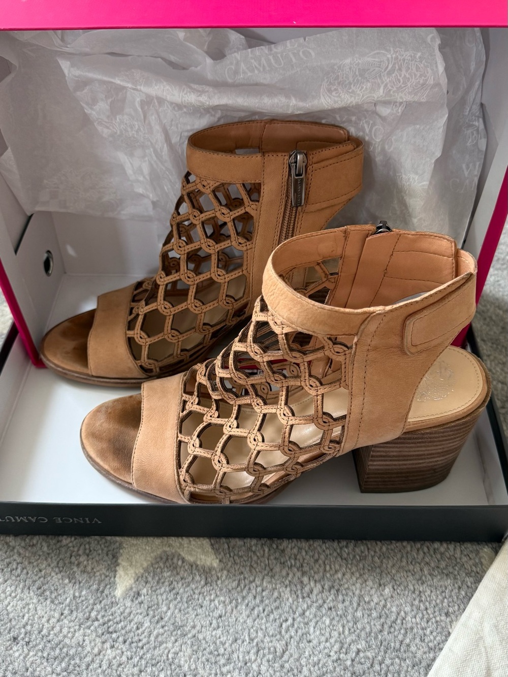 VINCE CAMUTO Lanaira Sandal in Soft Tumbled Nubuck Size 9.5M